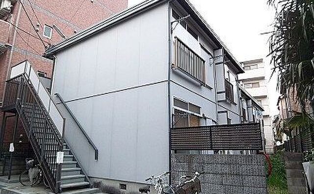 商店街から1本入った住宅街の鉄骨アパート。キッチンも広く、居室2部屋で、陽当たり良し。広さと便利な立地で、コスパの良いお部屋です。一度、ご覧ください。