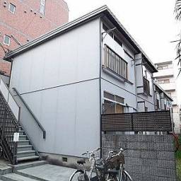 商店街から1本入った住宅街の鉄骨アパート。キッチンも広く、居室2部屋で、陽当たり良し。広さと便利な立地で、コスパの良いお部屋です。一度、ご覧ください。